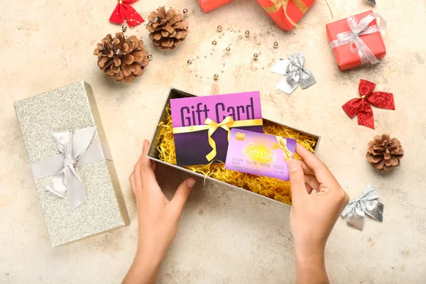 Manos Femeninas Con Tarjeta Regalo Regalos Navidad Sobre Fondo Claro —  Fotos de Stock