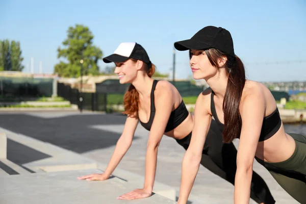 Sportif Genç Bayan Kız Kardeşiyle Dışarıda Tahta Yapıyor — Stok fotoğraf