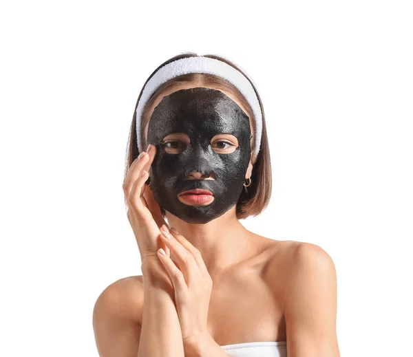 Jonge Vrouw Met Geactiveerde Houtskool Masker Haar Gezicht Tegen Witte — Stockfoto