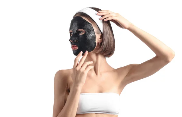 Jovem Com Máscara Carvão Ativado Seu Rosto Contra Fundo Branco — Fotografia de Stock