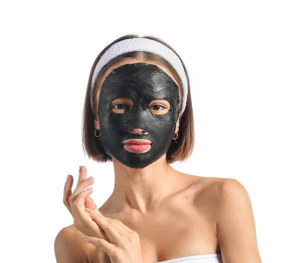 Jonge Vrouw Met Geactiveerde Houtskool Masker Haar Gezicht Tegen Witte — Stockfoto