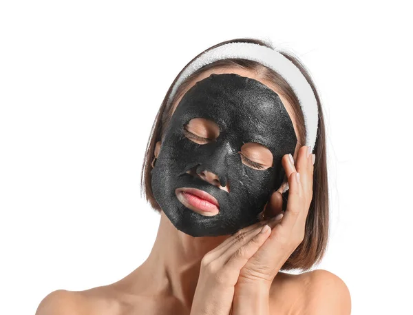 Jonge Vrouw Met Geactiveerde Houtskool Masker Haar Gezicht Tegen Witte — Stockfoto