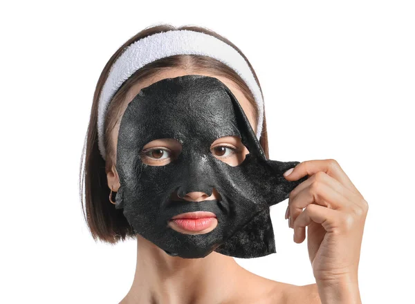 Jonge Vrouw Met Geactiveerde Houtskool Masker Haar Gezicht Tegen Witte — Stockfoto