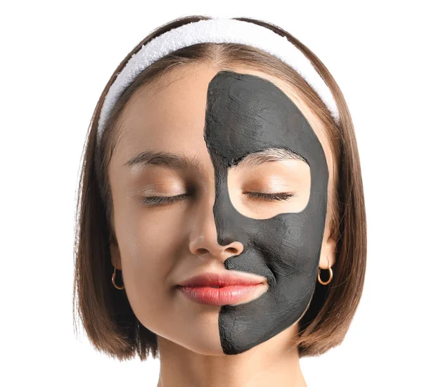 Jonge Vrouw Met Geactiveerde Houtskool Masker Haar Gezicht Tegen Witte — Stockfoto