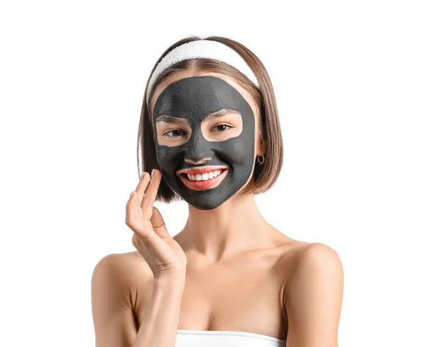 Jonge Vrouw Met Geactiveerde Houtskool Masker Haar Gezicht Tegen Witte — Stockfoto