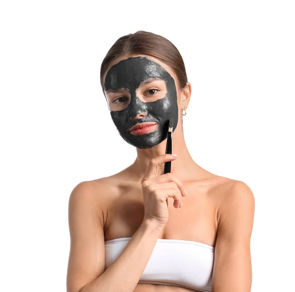 Giovane Donna Che Applica Maschera Carbone Attivo Sul Suo Viso — Foto Stock