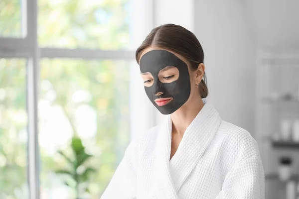 Mujer Joven Con Máscara Carbón Activado Cara Salón Belleza — Foto de Stock