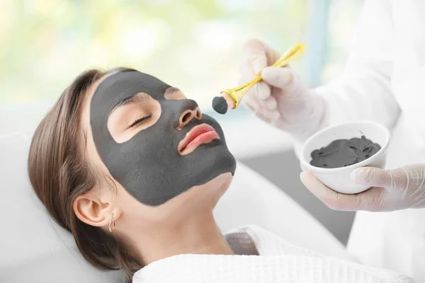 Kosmetolog Tillämpa Aktiverat Kol Mask Kvinnans Ansikte Skönhetssalong — Stockfoto