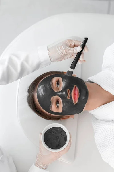 Cosmetólogo Aplicando Mascarilla Carbón Activado Cara Mujer Salón Belleza Vista — Foto de Stock