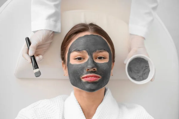 Kosmetolog Tillämpa Aktiverat Kol Mask Kvinnans Ansikte Skönhetssalong Ovanifrån — Stockfoto