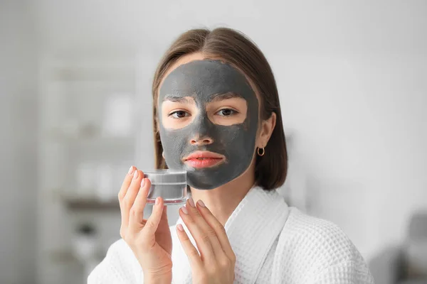 Jonge Vrouw Met Actieve Kool Masker Haar Gezicht Thuis — Stockfoto