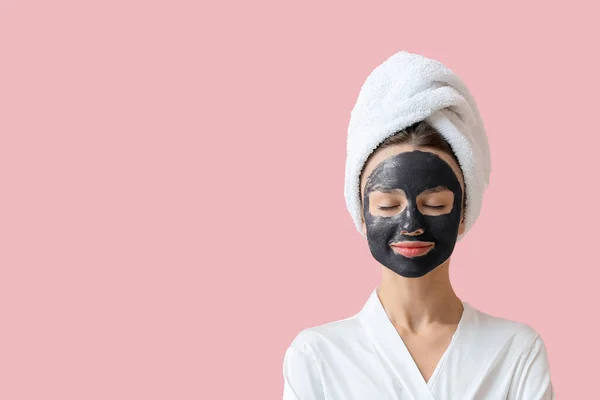 Wanita Muda Dengan Topeng Arang Diaktifkan Wajahnya Terhadap Latar Belakang — Stok Foto