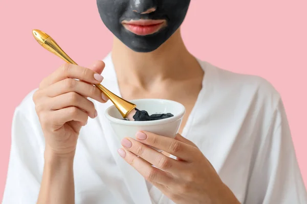 Młoda Kobieta Aktywowaną Maską Węglową Tle Koloru Zbliżenie — Zdjęcie stockowe