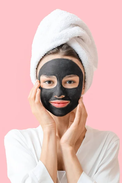 Mujer Joven Con Máscara Carbón Activado Cara Contra Fondo Color — Foto de Stock