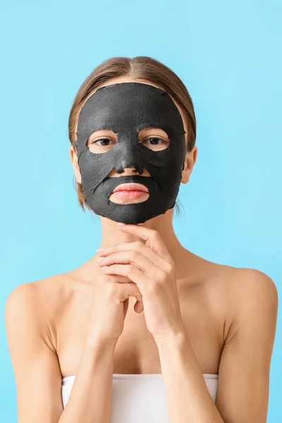 Młoda Kobieta Aktywowaną Maską Węglową Twarzy Tle Koloru — Zdjęcie stockowe