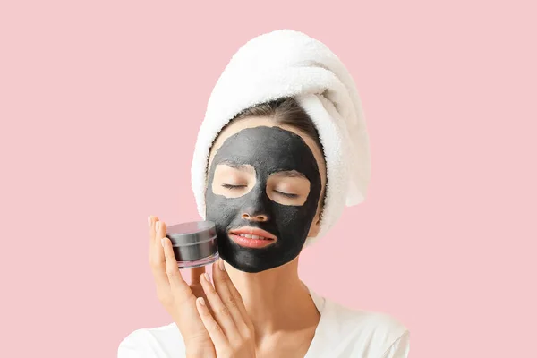 Jonge Vrouw Met Geactiveerde Houtskool Masker Haar Gezicht Tegen Kleur — Stockfoto