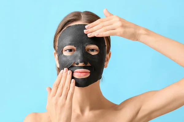 Mujer Joven Con Máscara Carbón Activado Cara Contra Fondo Color —  Fotos de Stock