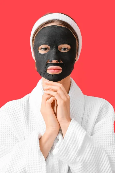 Jonge Vrouw Met Geactiveerde Houtskool Masker Haar Gezicht Tegen Kleur — Stockfoto