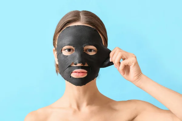 Mujer Joven Con Máscara Carbón Activado Cara Contra Fondo Color —  Fotos de Stock