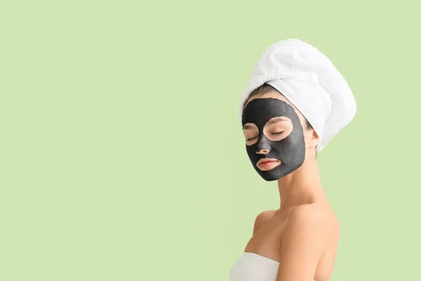Młoda Kobieta Aktywowaną Maską Węglową Twarzy Tle Koloru — Zdjęcie stockowe