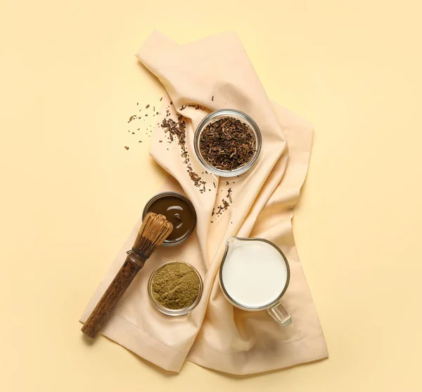 Samenstelling Met Groene Hojicha Thee Melk Chasen Kleur Achtergrond — Stockfoto