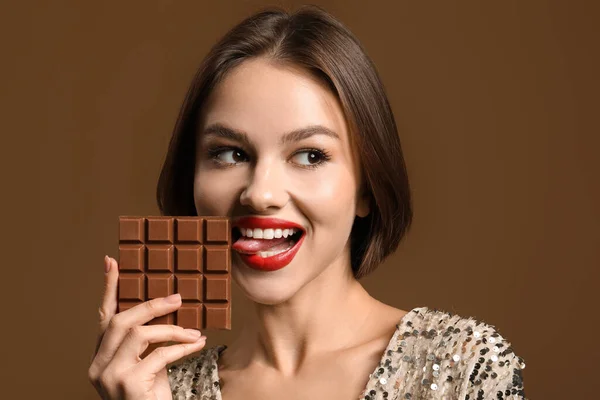 Mulher Bonita Com Chocolate Doce Fundo Cor — Fotografia de Stock