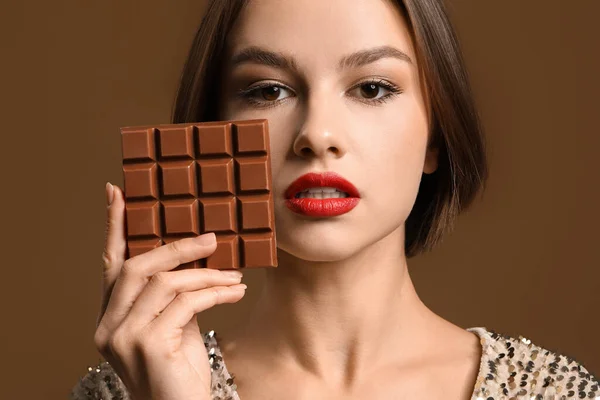 Schöne Frau Mit Süßer Schokolade Auf Farbigem Hintergrund — Stockfoto