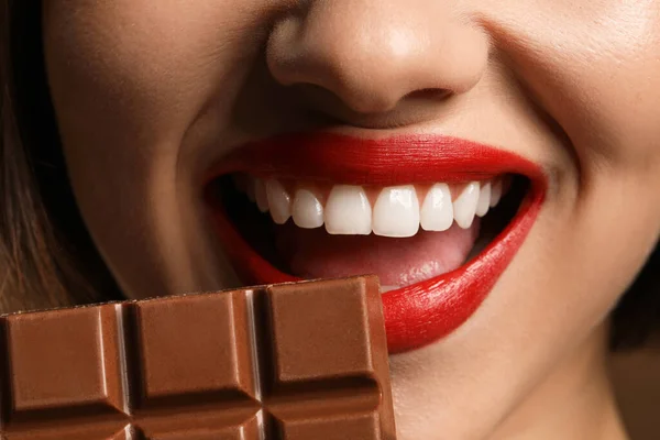 Tatlı Çikolatalı Güzel Kadın Yakın Plan — Stok fotoğraf