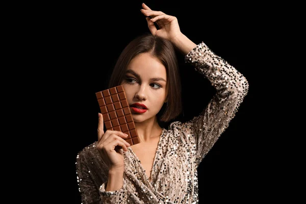 Hermosa Mujer Con Chocolate Dulce Sobre Fondo Oscuro — Foto de Stock