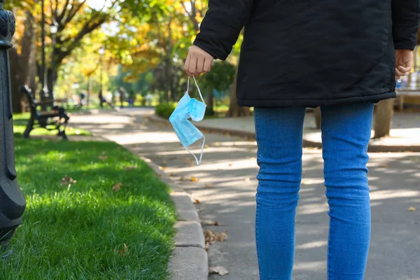 Frau Mit Gebrauchter Arztmaske Park Nahaufnahme — Stockfoto