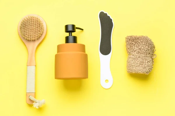 Artículos Baño Para Masaje Pies Sobre Fondo Amarillo — Foto de Stock