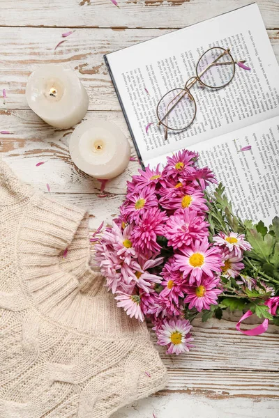 Composition Avec Fleurs Chrysanthème Bougies Allumées Livre Sur Fond Bois — Photo