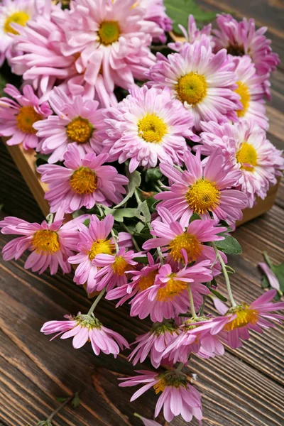 Korb Mit Schönen Chrysanthemenblüten Auf Holzgrund Nahaufnahme — Stockfoto