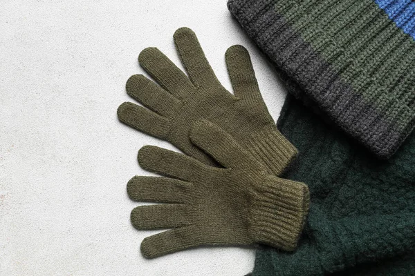 Pair Warm Gloves Hat Light Background Closeup — Stock Photo, Image