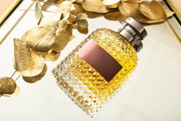 Stijlvolle Glazen Fles Parfum Decor Spiegel — Stockfoto