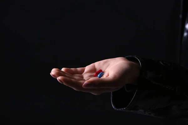 Kvinnlig Hand Med Blå Och Röda Piller Mörk Bakgrund Begreppet — Stockfoto