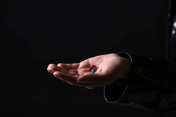 Mano Femenina Con Píldoras Azules Rojas Sobre Fondo Oscuro Concepto —  Fotos de Stock