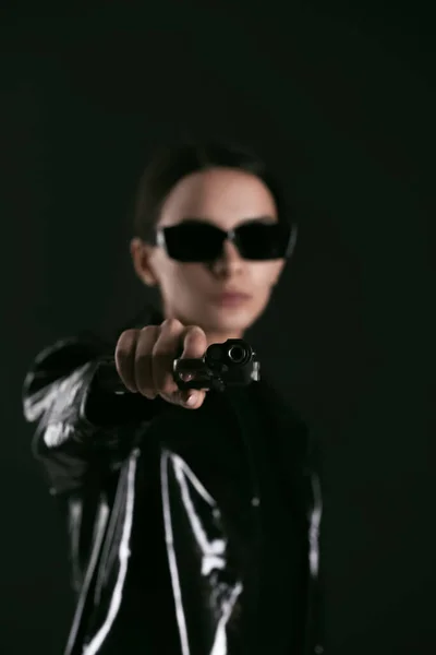 Vrouw Met Pistool Gekleed Matrix Stijl Donkere Achtergrond — Stockfoto