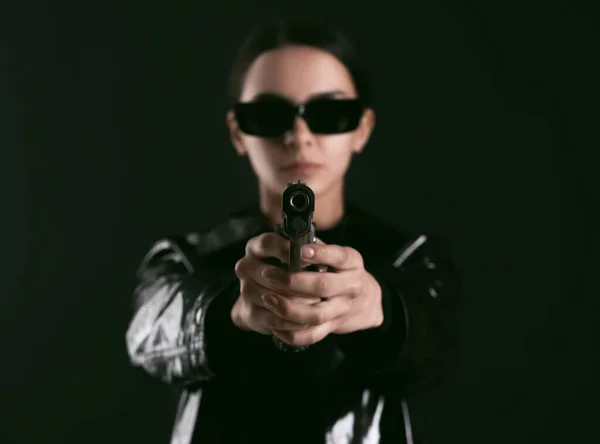 Mulher Com Arma Vestida Estilo Matriz Fundo Escuro — Fotografia de Stock