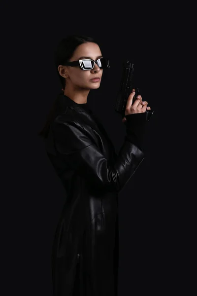 Mulher Com Arma Vestida Estilo Matriz Fundo Escuro — Fotografia de Stock
