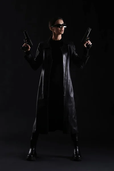Mulher Com Armas Vestidas Estilo Matriz Fundo Escuro — Fotografia de Stock