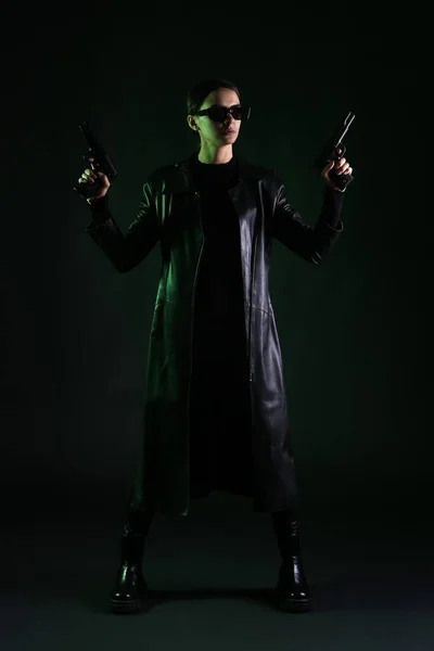 Woman Guns Dressed Matrix Style Dark Background — Stock Photo, Image