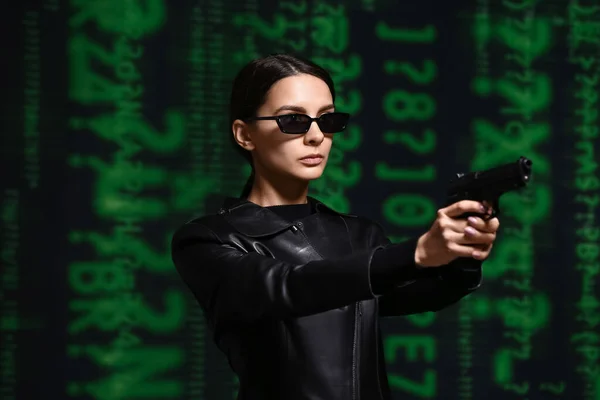 Frau Mit Waffe Matrix Stil Auf Dunklem Hintergrund — Stockfoto