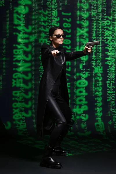 Mujer Con Pistolas Vestidas Estilo Matricial Sobre Fondo Oscuro —  Fotos de Stock