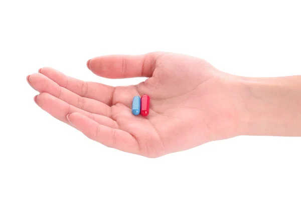 白に隔離された赤と青の錠剤で手 選択の概念 — ストック写真