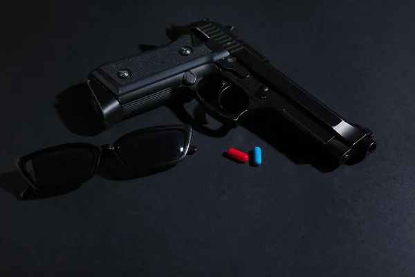 Gafas Teñidas Pistola Pastillas Sobre Fondo Oscuro Concepto Matriz — Foto de Stock