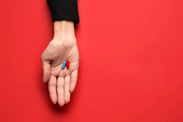 Mano Con Píldoras Azules Rojas Sobre Fondo Color Concepto Elección —  Fotos de Stock