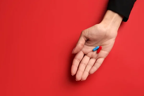 Mano Con Píldoras Azules Rojas Sobre Fondo Color Concepto Elección —  Fotos de Stock