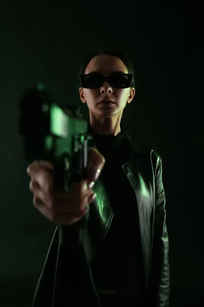 Frau Mit Waffe Matrix Stil Auf Dunklem Hintergrund — Stockfoto