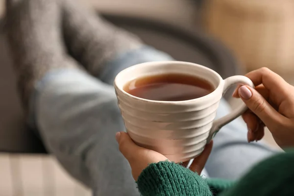 家でおいしいお茶を飲む女 — ストック写真